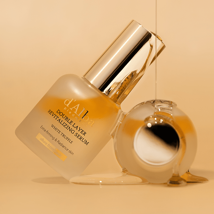 D'ALBA Vegan Double Serum 30ml de la marque D'ALBA, flacon doré sur fond beige, contexte beauté spa en lumière douce.