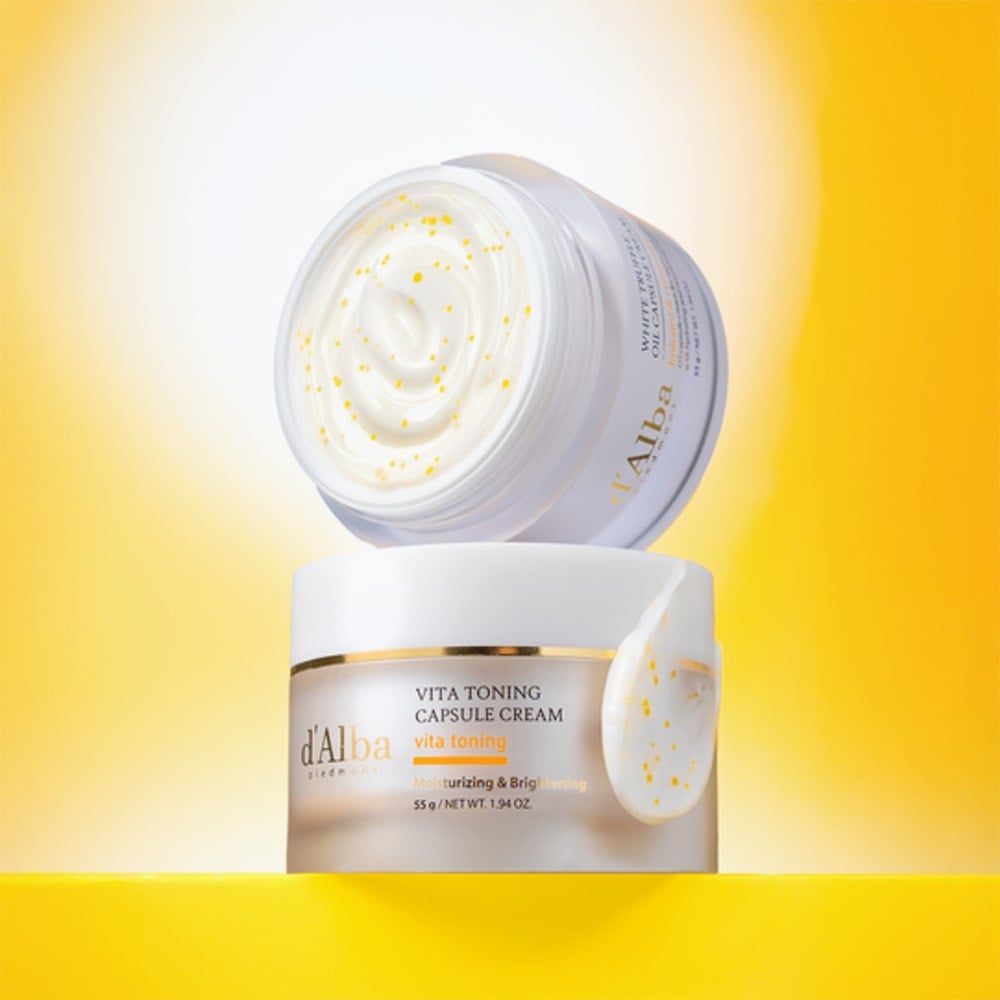 D'ALBA Vita Toning Capsule Cream Complex 55g, crème tonifiante de la marque d'Alba, pot ouvert sur fond jaune
