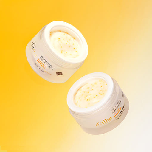 D'ALBA Vita Toning Capsule Cream Complex 55g, crème tonifiante D'ALBA montrée sur fond jaune, capsules ouvertes.
