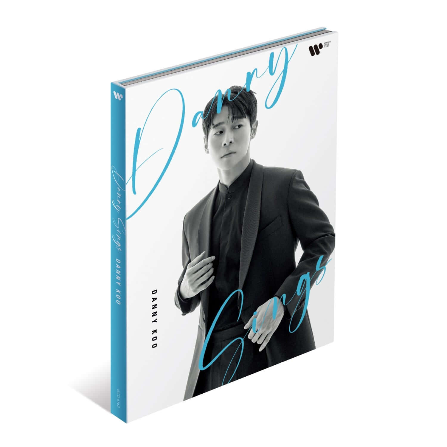 DANNY KOO - [Danny Sings] - Album Kpop, couverture avec DANNY KOO en blazer noir, style pop/beat, logo bleu