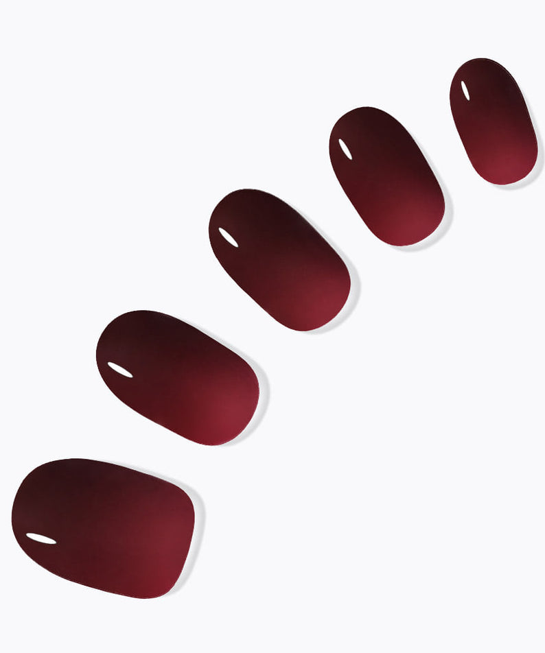 DASHING DIVA  Classic Burgundy (Oval), ongles bordeaux ovales sur fond blanc, marque DASHING DIVA, rendu vernis.