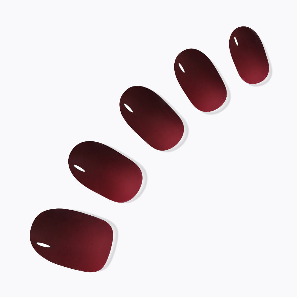 DASHING DIVA  Classic Burgundy (Oval), ongles bordeaux ovales sur fond blanc, marque DASHING DIVA, rendu vernis.