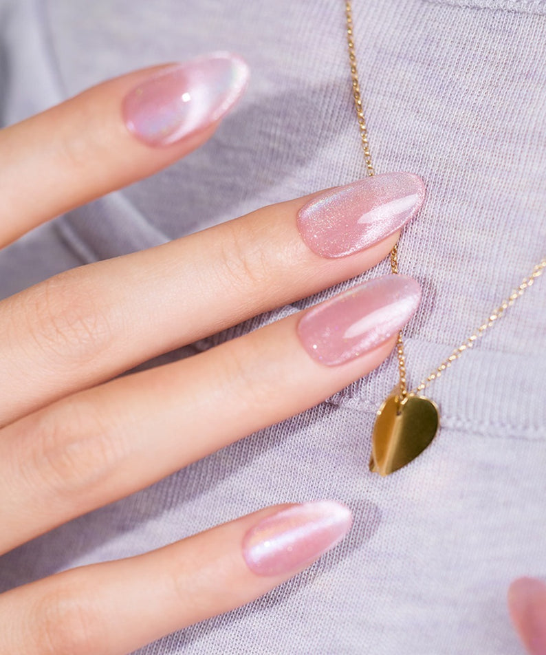 DASHING DIVA  Glowberry (Almond) sur ongles avec effet brillant, sur pull gris, main et bijou, style lifestyle.