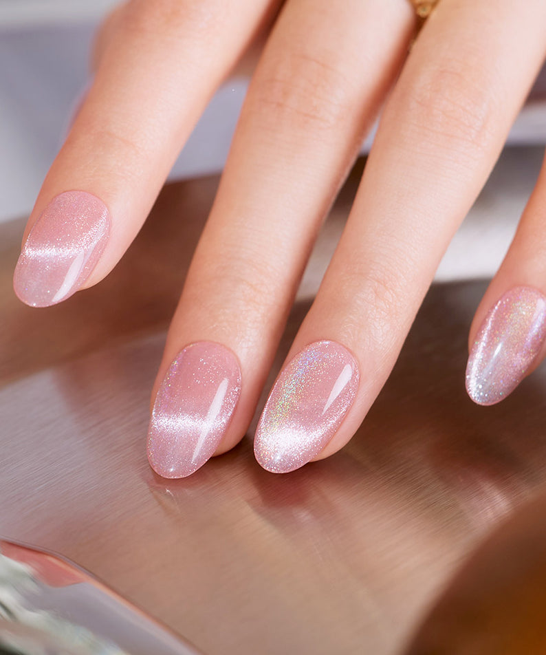 DASHING DIVA  Glowberry (Almond) : ongles scintillants rose poudré sur mains, marque en contexte visuel de manucure.