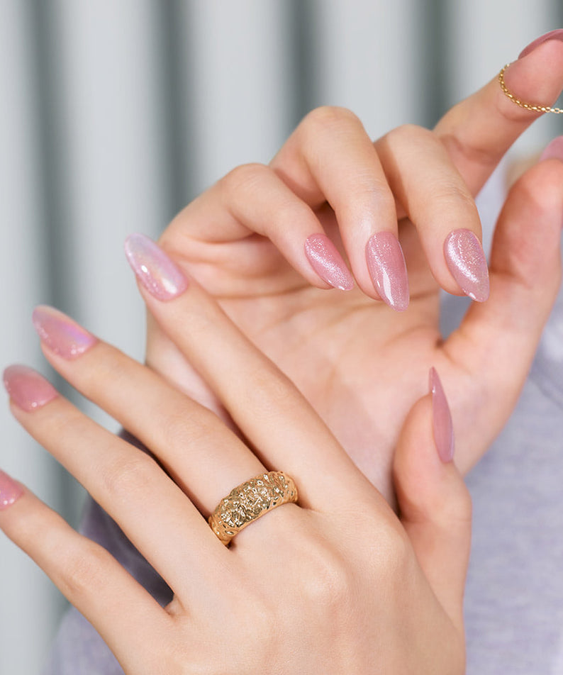 DASHING DIVA  Glowberry (Almond) sur les ongles, mains avec bijoux, fond clair en studio, lumière douce