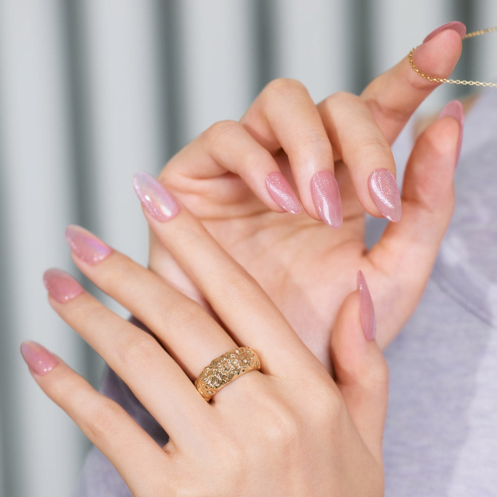 DASHING DIVA  Glowberry (Almond) sur les ongles, mains avec bijoux, fond clair en studio, lumière douce