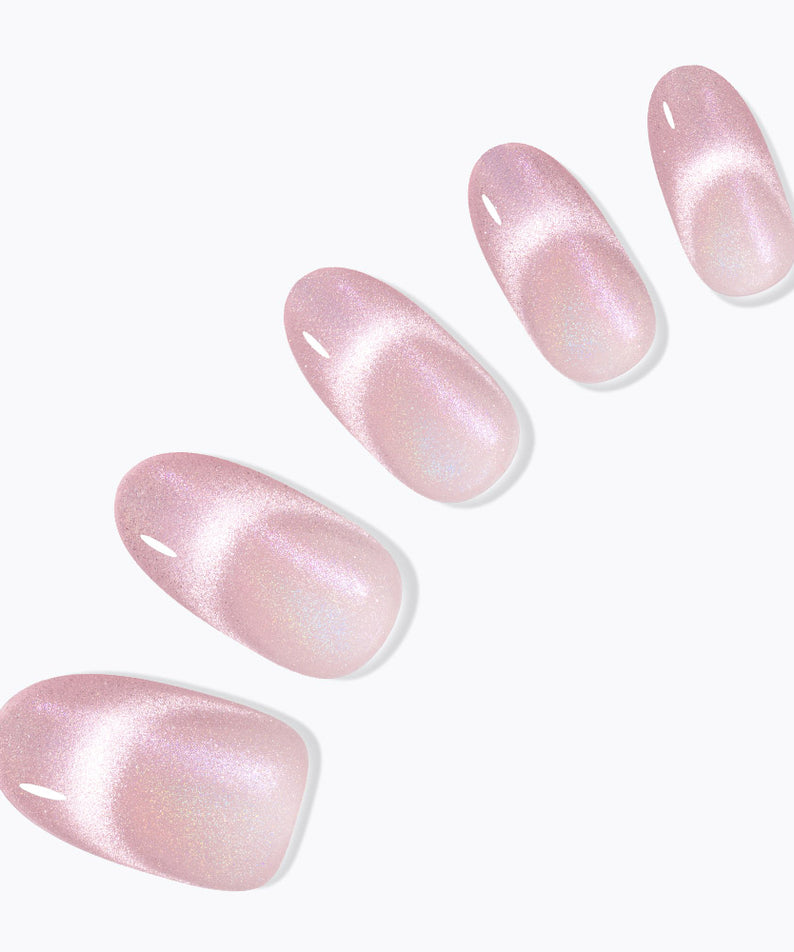 DASHING DIVA  Glowberry (Almond) sur ongles rosés nacrés, marque bien visible sur fond blanc, style manucure