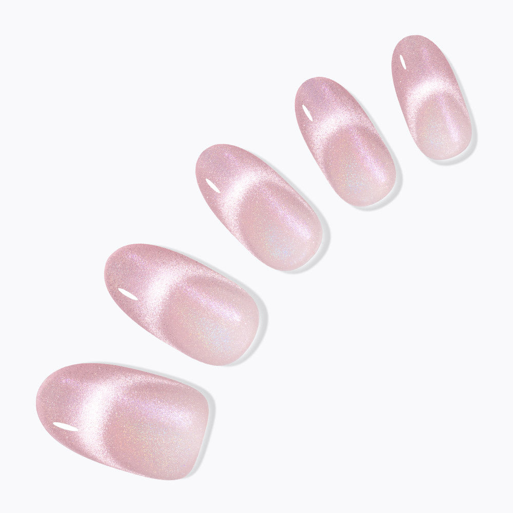 DASHING DIVA  Glowberry (Almond) sur ongles rosés nacrés, marque bien visible sur fond blanc, style manucure