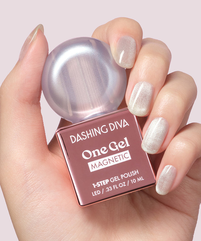 Main tenant DASHING DIVA  One Gel Icy Magnetic, gel nail magnétique, flacon rose et gel effet glace, fond clair