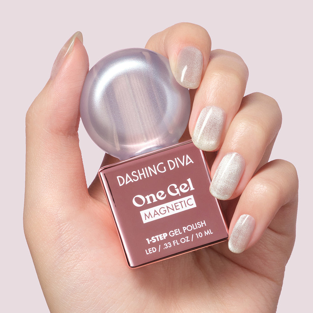 Main tenant DASHING DIVA  One Gel Icy Magnetic, gel nail magnétique, flacon rose et gel effet glace, fond clair