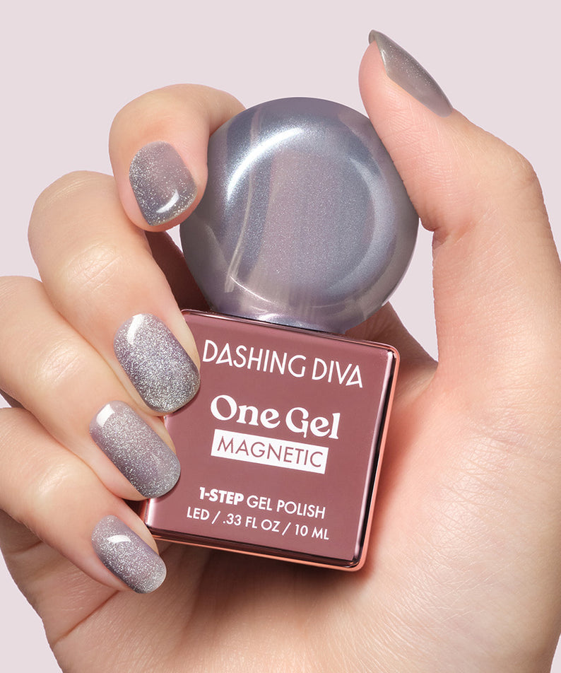 DASHING DIVA  One Gel Icy Magnetic : flacon et pose d’ongles effet glace magnétique, mains sur fond rose clair.