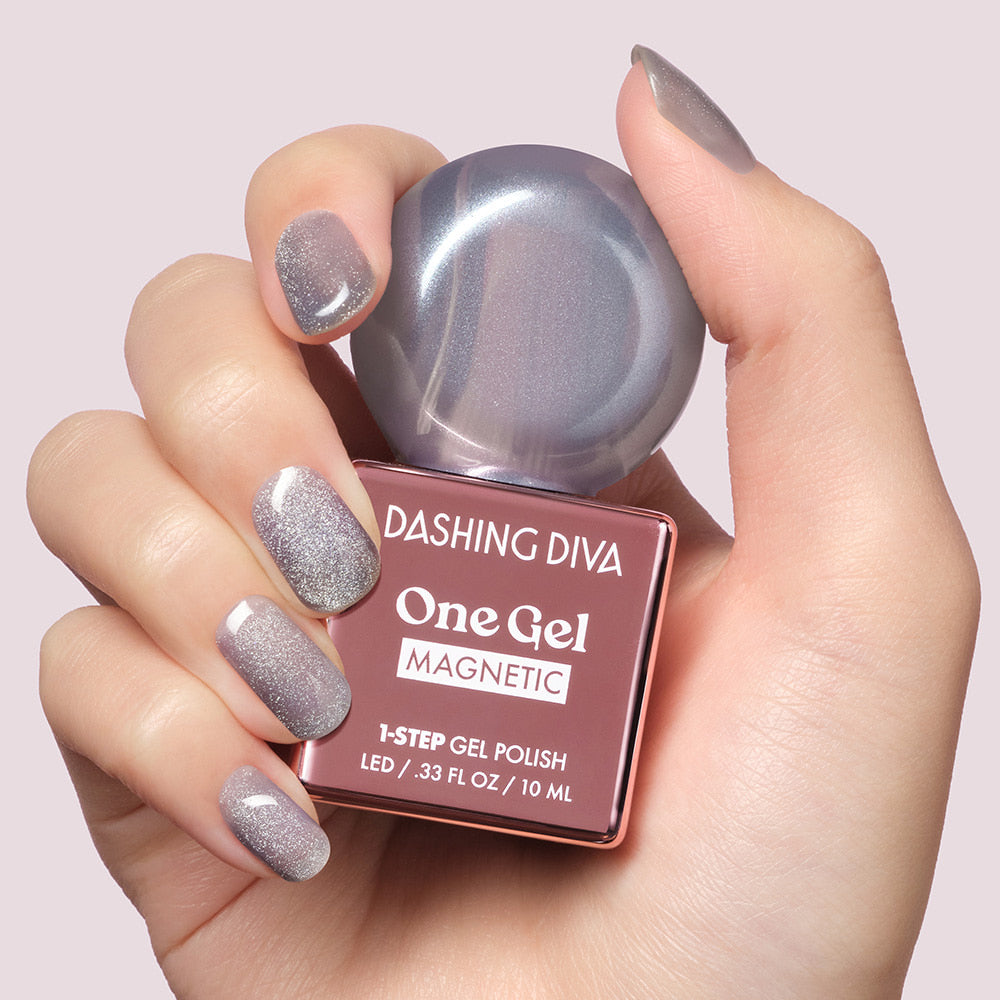 DASHING DIVA  One Gel Icy Magnetic : flacon et pose d’ongles effet glace magnétique, mains sur fond rose clair.