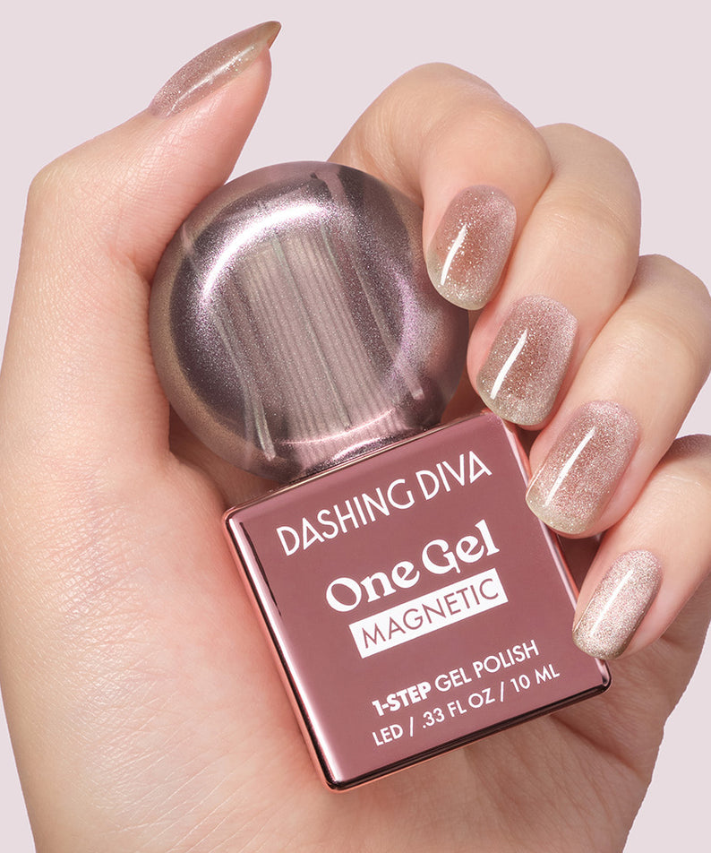 DASHING DIVA  One Gel Icy Magnetic, gel polygel magnétique sur ongles nude avec pot et effet miroir argenté