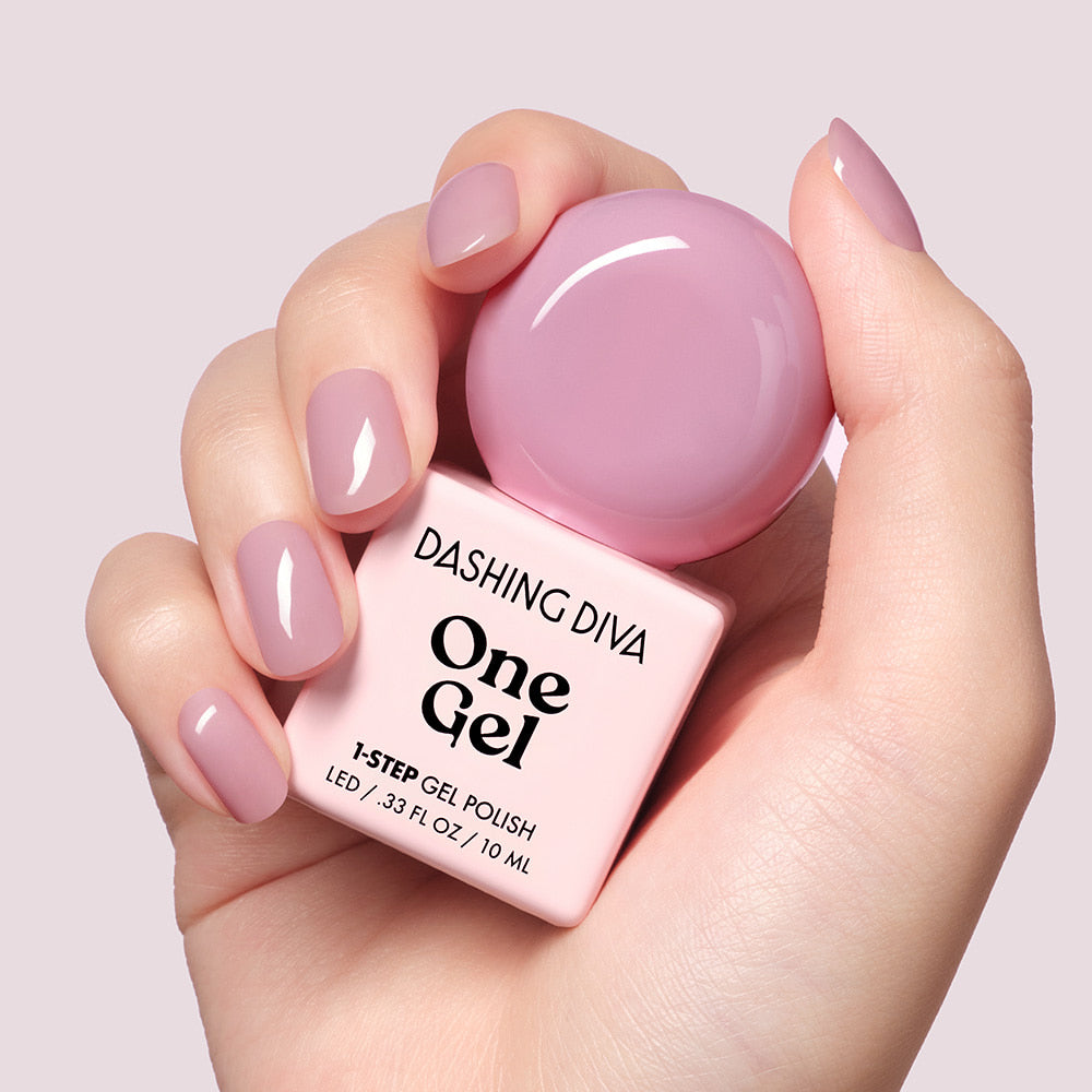 DASHING DIVA  One Gel Misty : vernis gel rose sur mains, flacon et ongles soignés, photo studio.