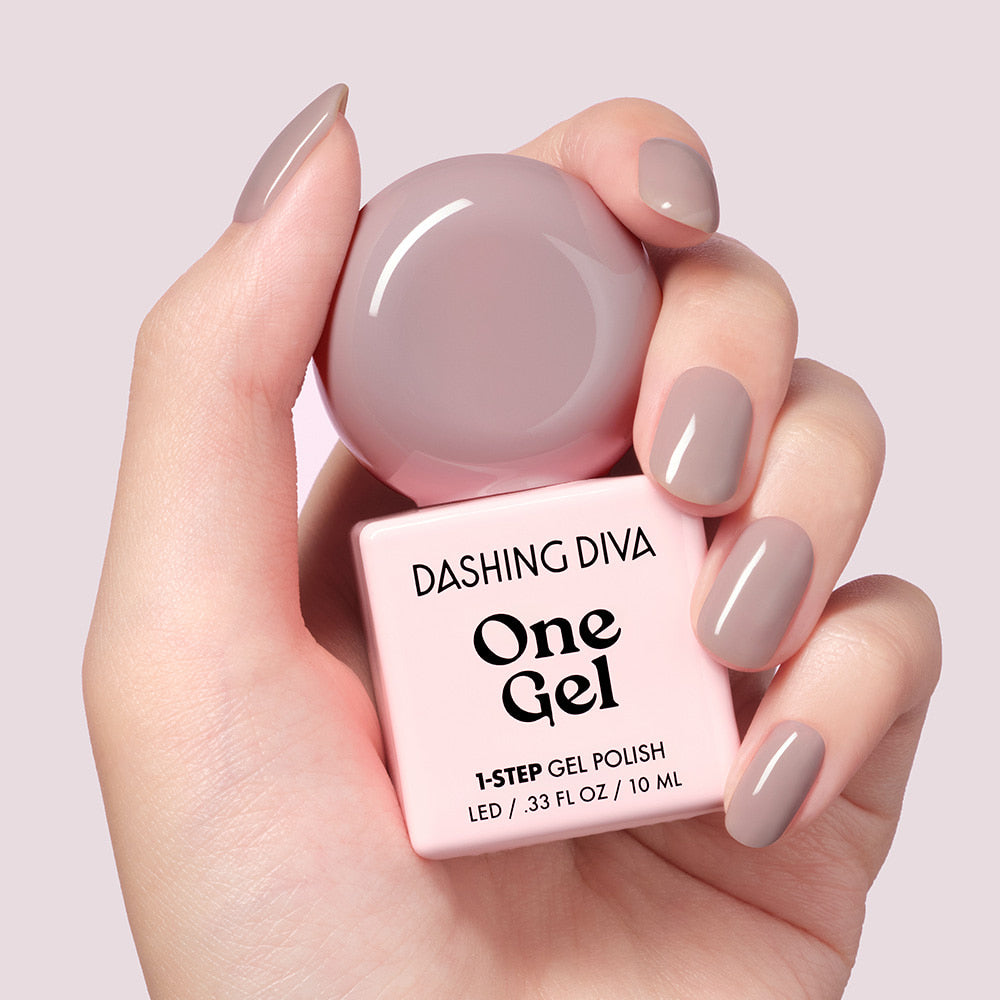 DASHING DIVA  One Gel Misty : flacon et pot sur mains manucurées, ongles nude sur fond clair.