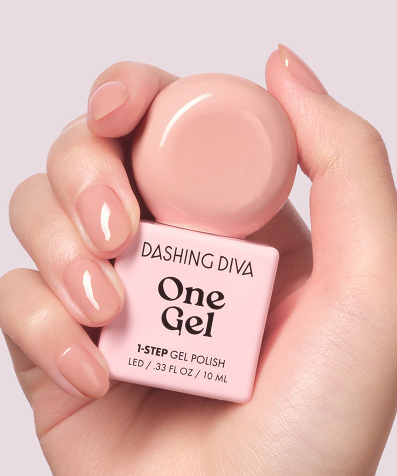 DASHING DIVA One Gel Muted Bear : photo sur ongles nude avec flacon, marque Dashing Diva en fond clair.