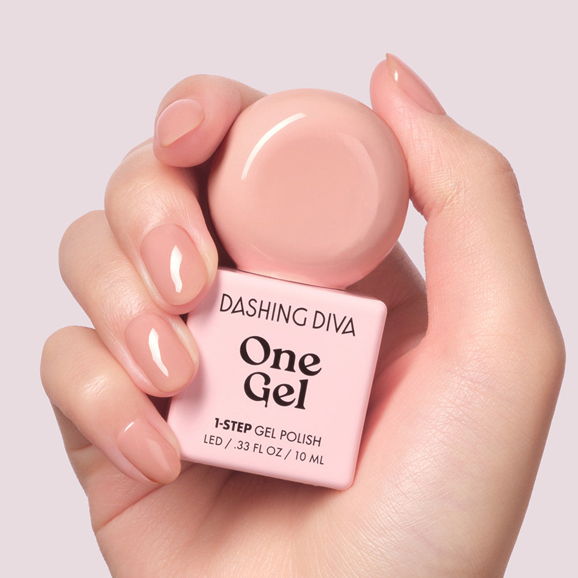 DASHING DIVA One Gel Muted Bear : photo sur ongles nude avec flacon, marque Dashing Diva en fond clair.
