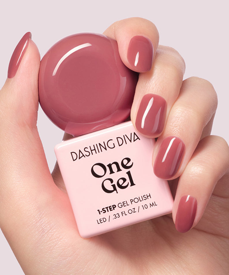 DASHING DIVA  One Gel Muted Bear, gel à ongles mauve sur mains, flacon en gros plan sur fond clair.