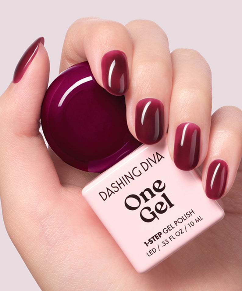 DASHING DIVA One Gel Muted Bear : vernis gel bordeaux sur ongles, flacon et étiquette sur fond clair.