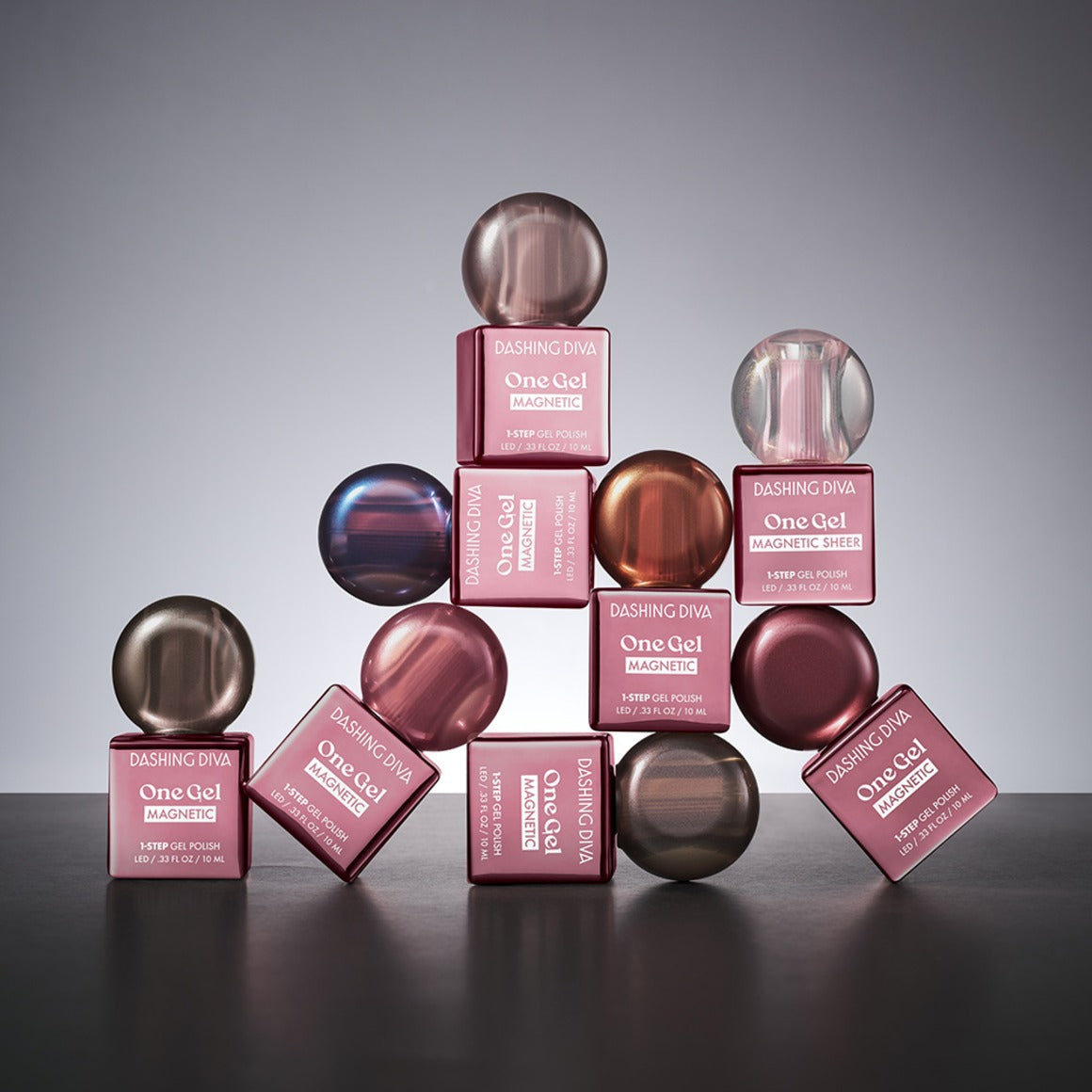 DASHING DIVA  One Gel Velvet Light : flacons et capsules magnétiques sur fond gris, rendu velours, marque DASHING DIVA.