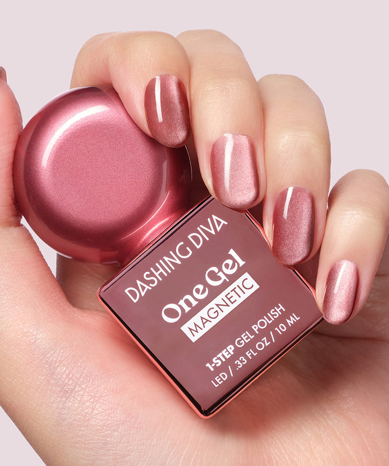 DASHING DIVA  One Gel Velvet Light, vernis velvet magnétique sur ongles avec flacon et mains, fond rose