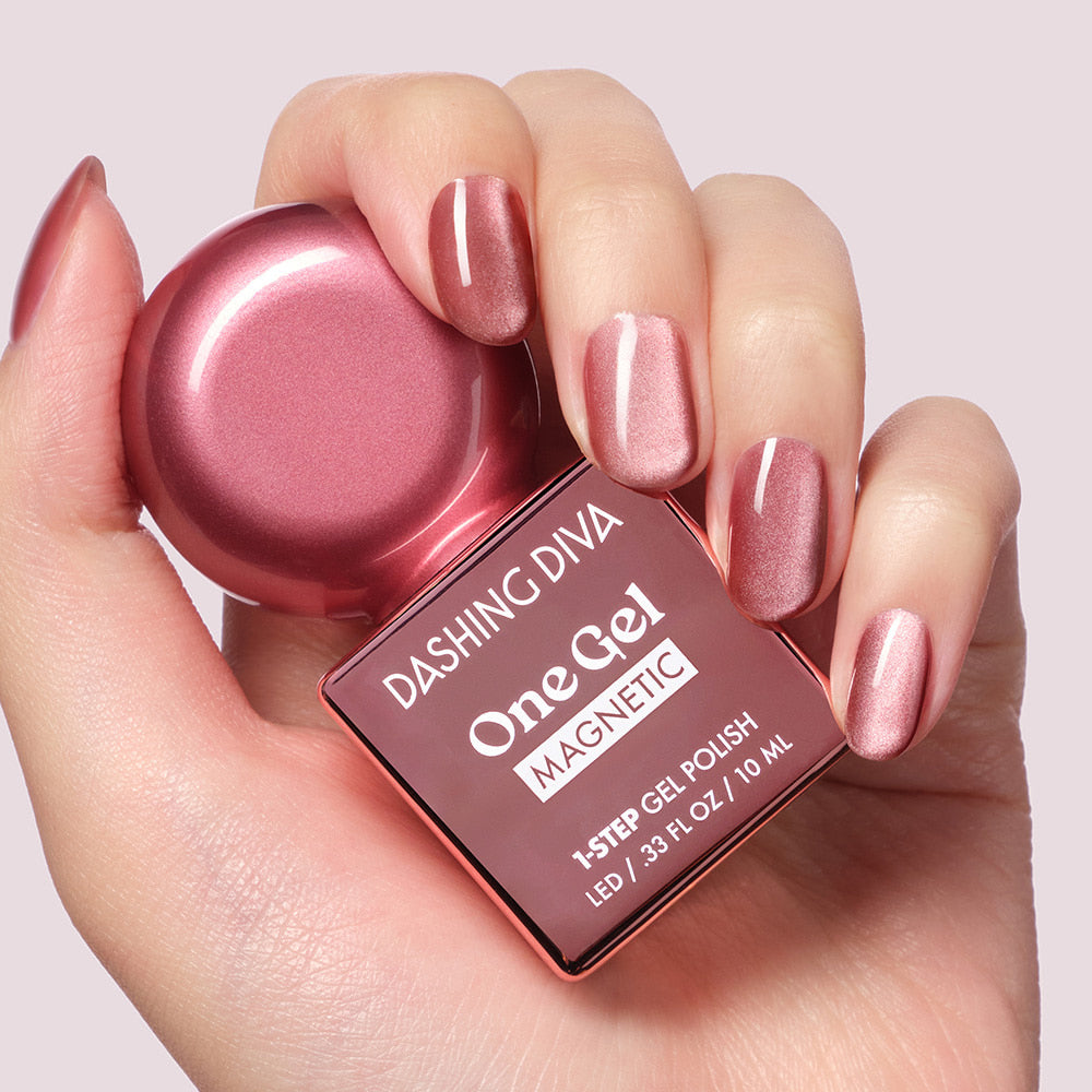 DASHING DIVA  One Gel Velvet Light, vernis velvet magnétique sur ongles avec flacon et mains, fond rose