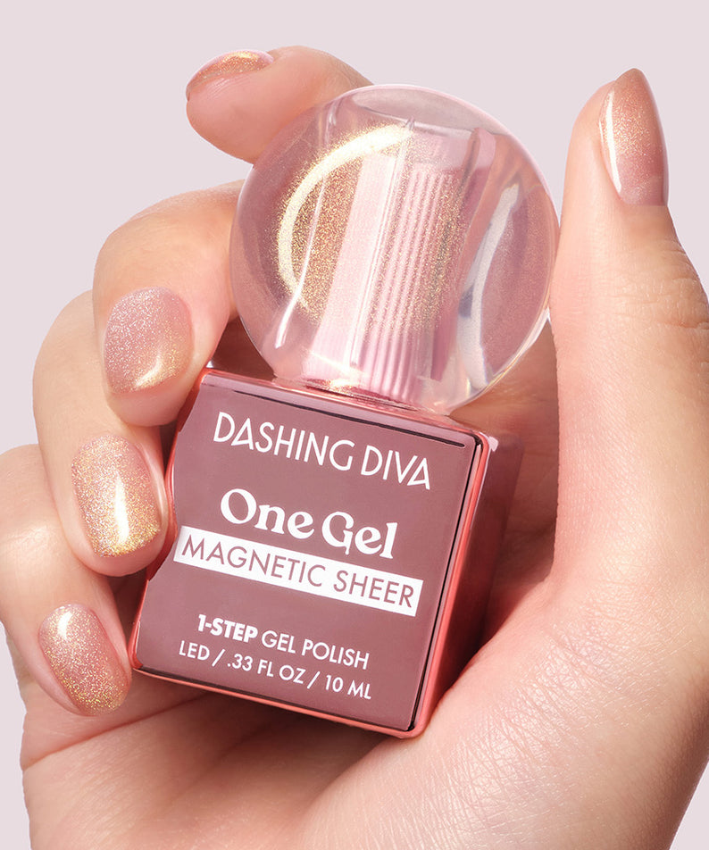 DASHING DIVA One Gel Velvet Light, main avec gel velours scintillant rose, flacon sur fond clair.