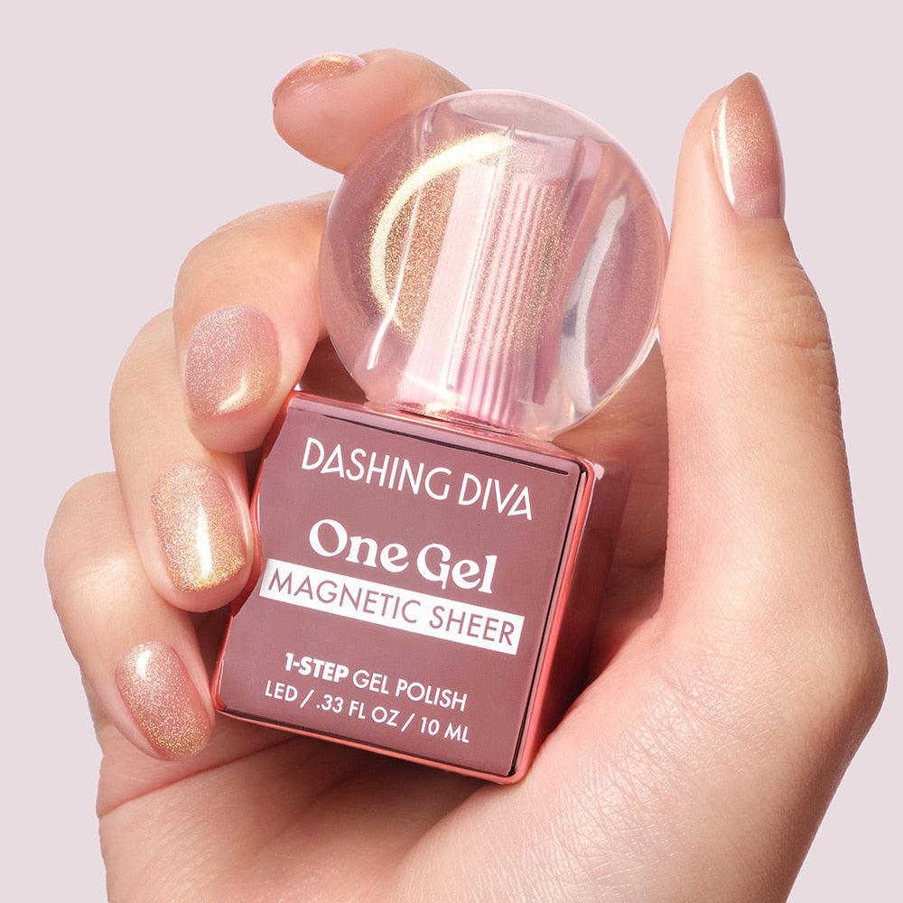 DASHING DIVA One Gel Velvet Light, main avec gel velours scintillant rose, flacon sur fond clair.