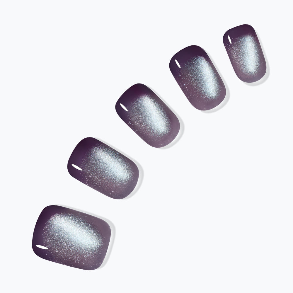 DASHING DIVA  Smudge Night (Regular Round) : ongles lilas pailletés, manucure studio sur fond clair.