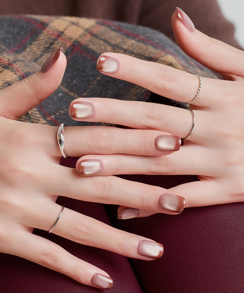 DASHING DIVA  Smudge Wood (Regular Round) : pose ongles nude sur mains, marque DASHING DIVA, contexte couture