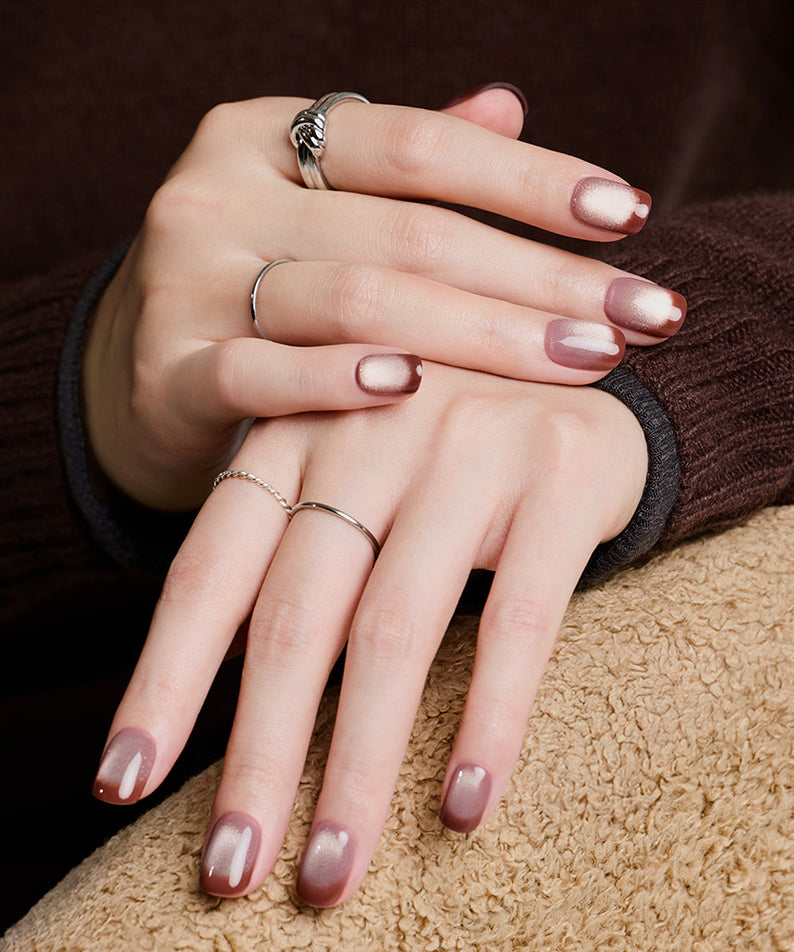 DASHING DIVA  Smudge Wood (Regular Round) sur ongles, marque Dashing Diva, mains sur tissu marron et beige
