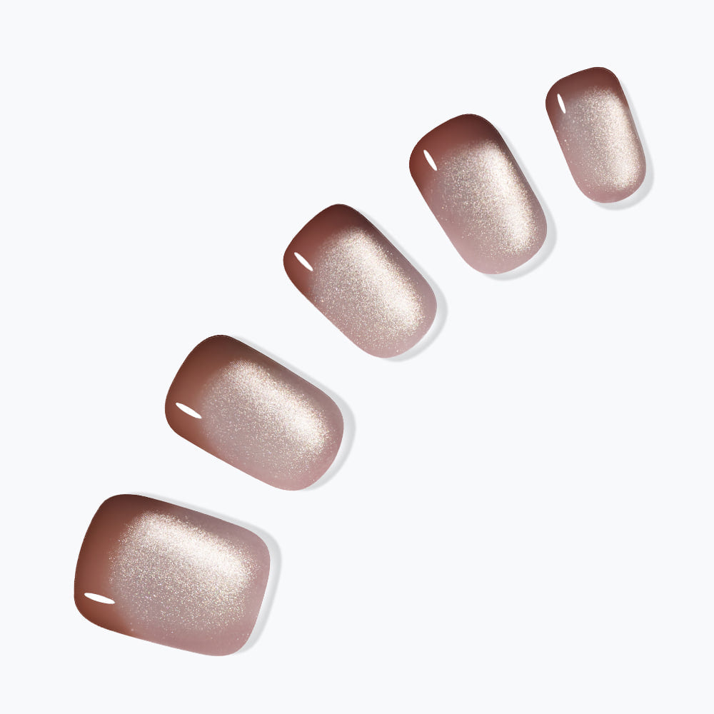 DASHING DIVA  Smudge Wood (Regular Round) : ongles en gel brillants brun-rose sur fond blanc, produit de la marque