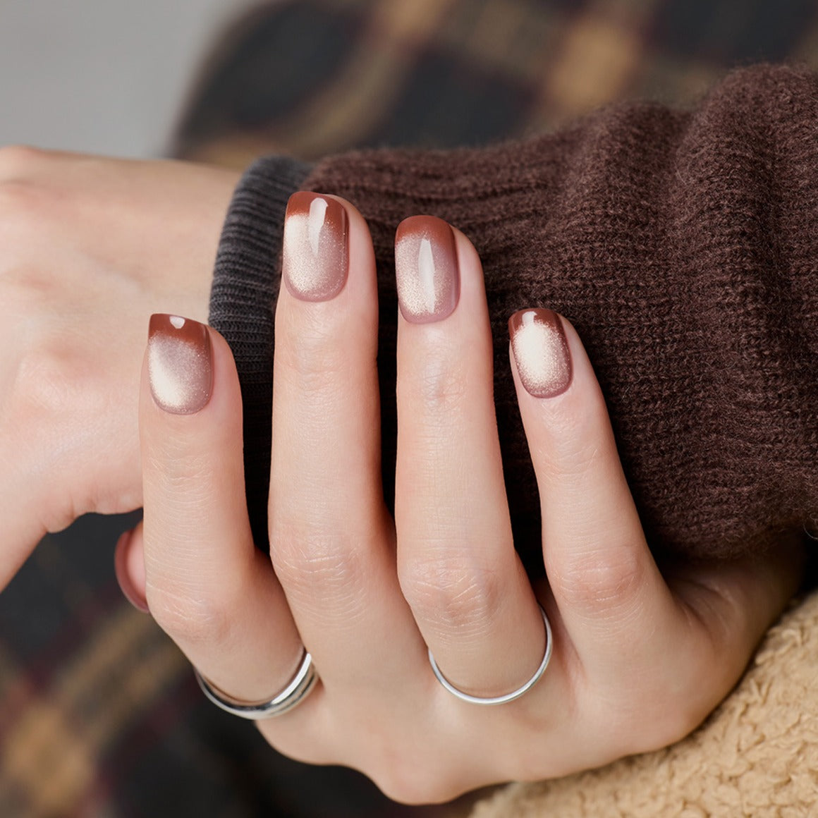 DASHING DIVA  Smudge Wood (Regular Round) : ongles effet bois, photo gros plan des mains, ambiance cosy.