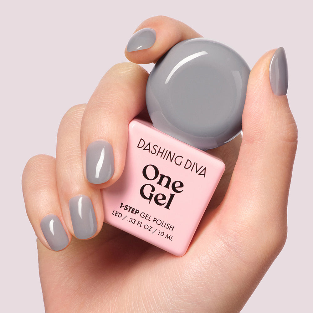 DASHING DIVA  Wonzel Autumn Depths, vernis mains avec flacon One Gel et ongles gris, fond clair, marque DASHING DIVA.