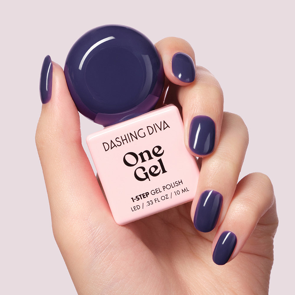 DASHING DIVA  Wonzel Autumn Depths : vernis gel One Gel sur ongles, marque DASHING DIVA, fond clair automnal