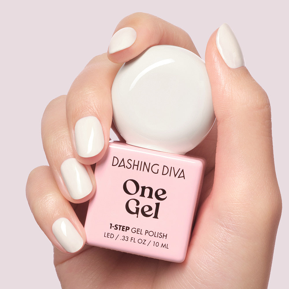 DASHING DIVA  Wonzel Autumn Depths : flacon et ongles blancs sur main, fond clair, gel One Gel