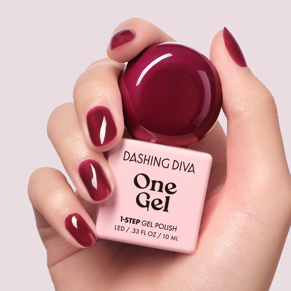 DASHING DIVA  Wonzel Autumn Depths, pose ongles burgundy glossy, main et flacon One Gel, fond clair.
