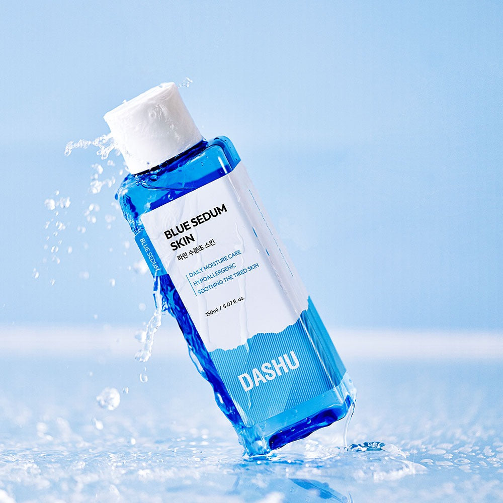 DASHU Boy Blue Moisture Skin 150ml de la marque DASHU, flacon bleu sur fond bleu, éclaboussures d’eau, crème visage