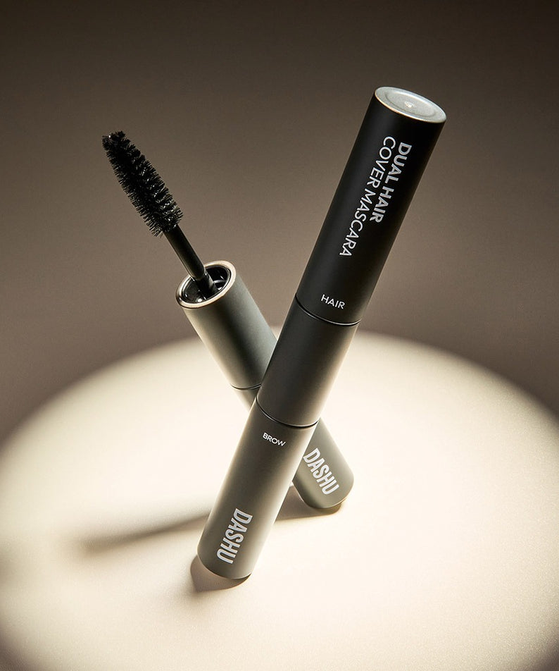 DASHU Daily Dual Hair Cover Mascara de la marque DASHU : mascara duo sur fond beige, contexte beauté en studio.