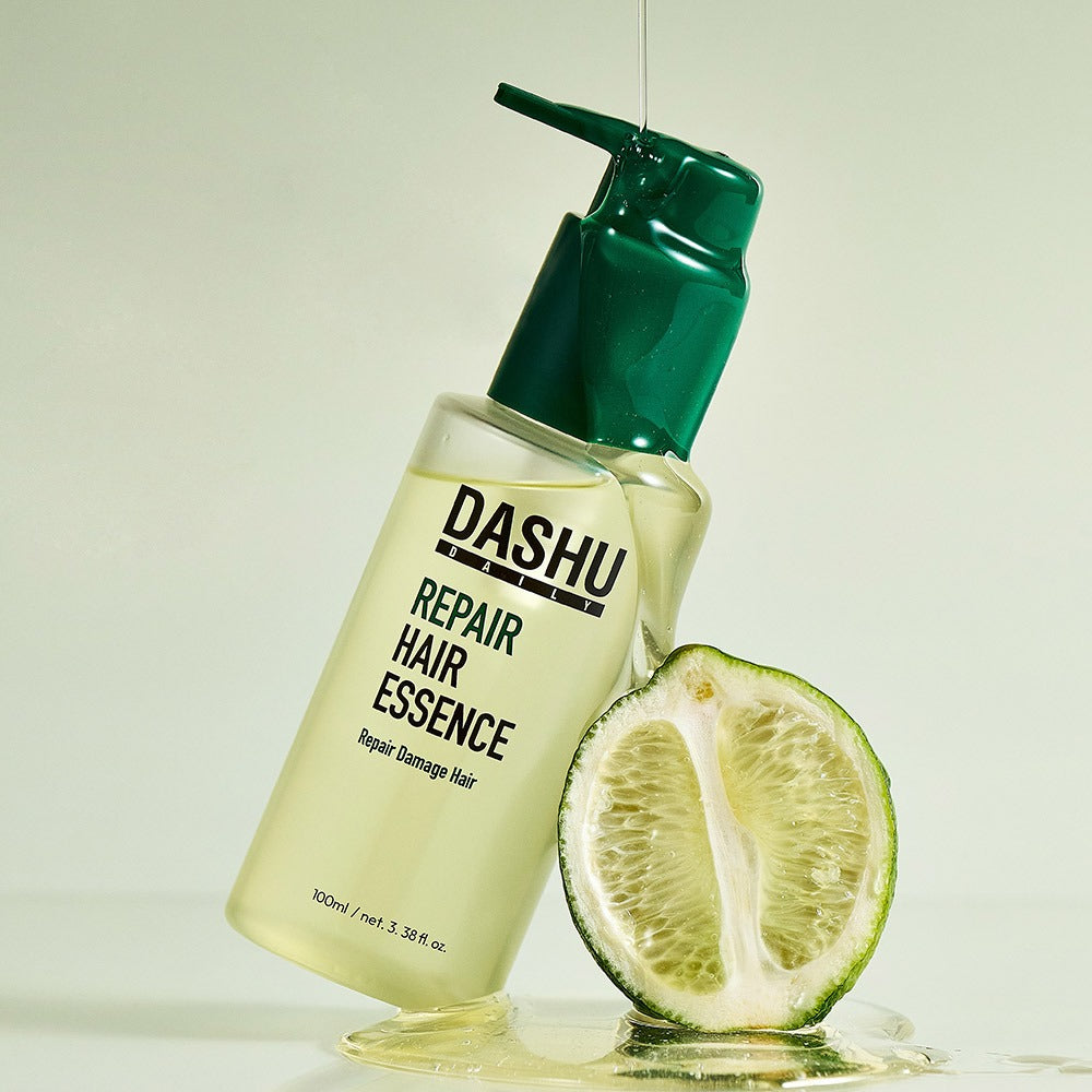 DASHU Daily Repair Hair Essence 100ml, flacon vert sur fond clair, tranches de citron à côté, produit de la marque DASHU