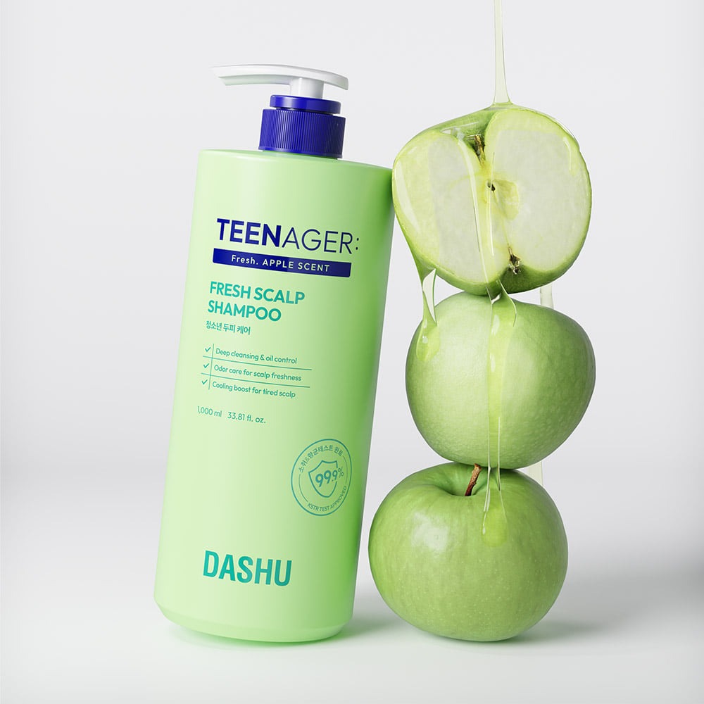 Décris l'image en français : DASHU Daily Teenager Fresh Youth Scalp Care Shampoo 1000ml de la marque DASHU, flacon vert et pommes vertes.