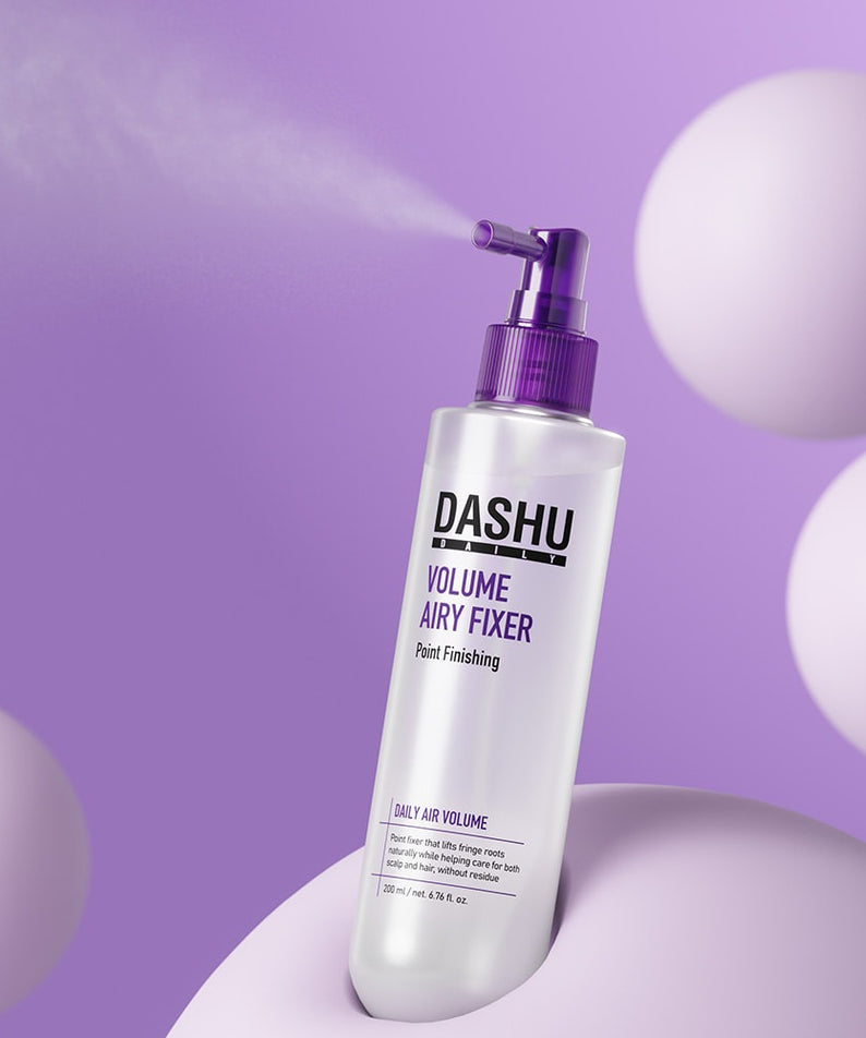 DASHU Daily Volume Airy Hair Fixer 200ml, flacon de la marque DASHU sur fond violet, style photo cosmétique.