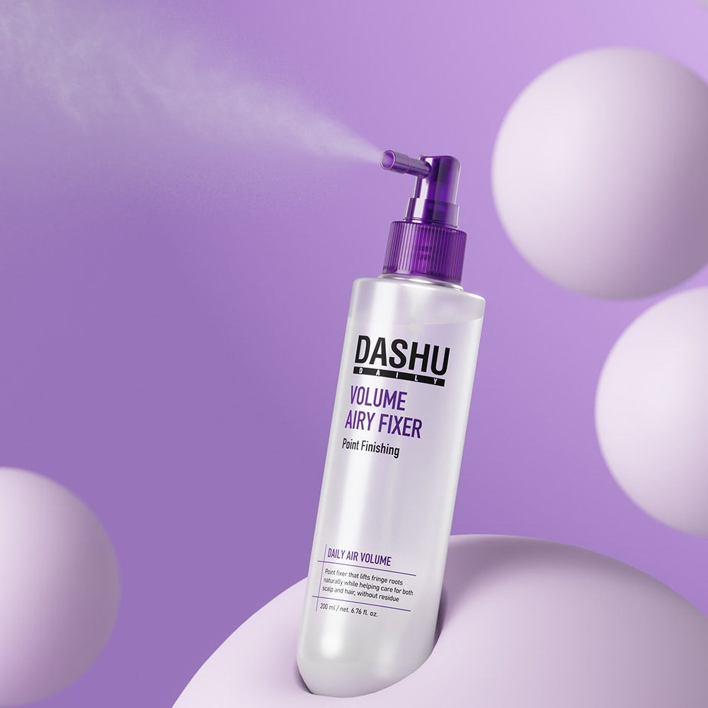 DASHU Daily Volume Airy Hair Fixer 200ml, flacon de la marque DASHU sur fond violet, style photo cosmétique.