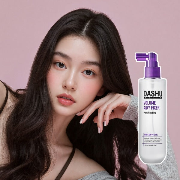 DASHU Daily Volume Airy Hair Fixer 200ml, flacon violet sur fond rose, modèle coiffée, produit de la marque DASHU