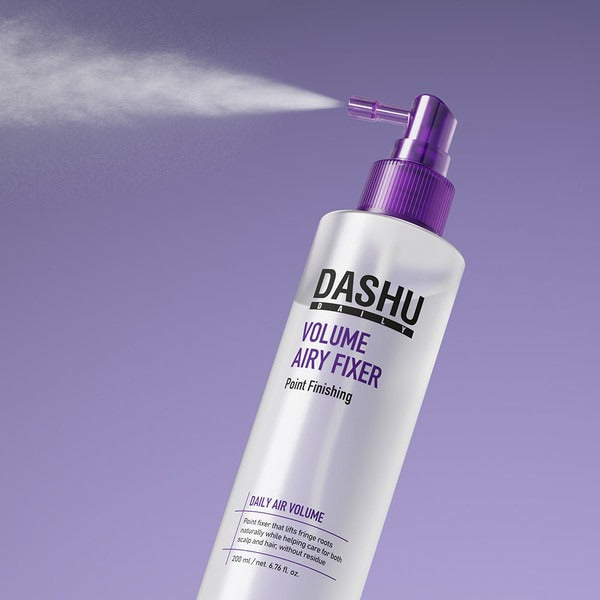 DASHU Daily Volume Airy Hair Fixer 200ml, flacon violet sur fond violet, marque DASHU, spray coiffant.