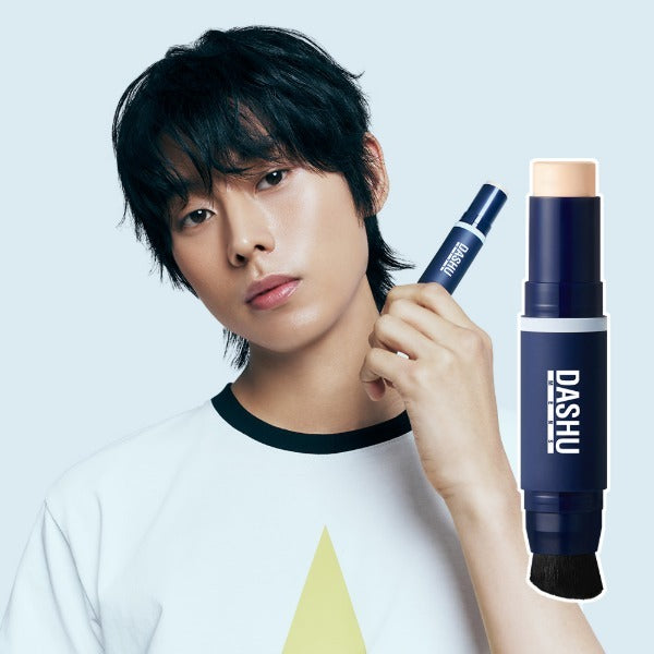 DASHU Men's Multi-Cover Stick Foundation de la marque DASHU, maquillage visage en stick sur fond clair, modèle masculin.