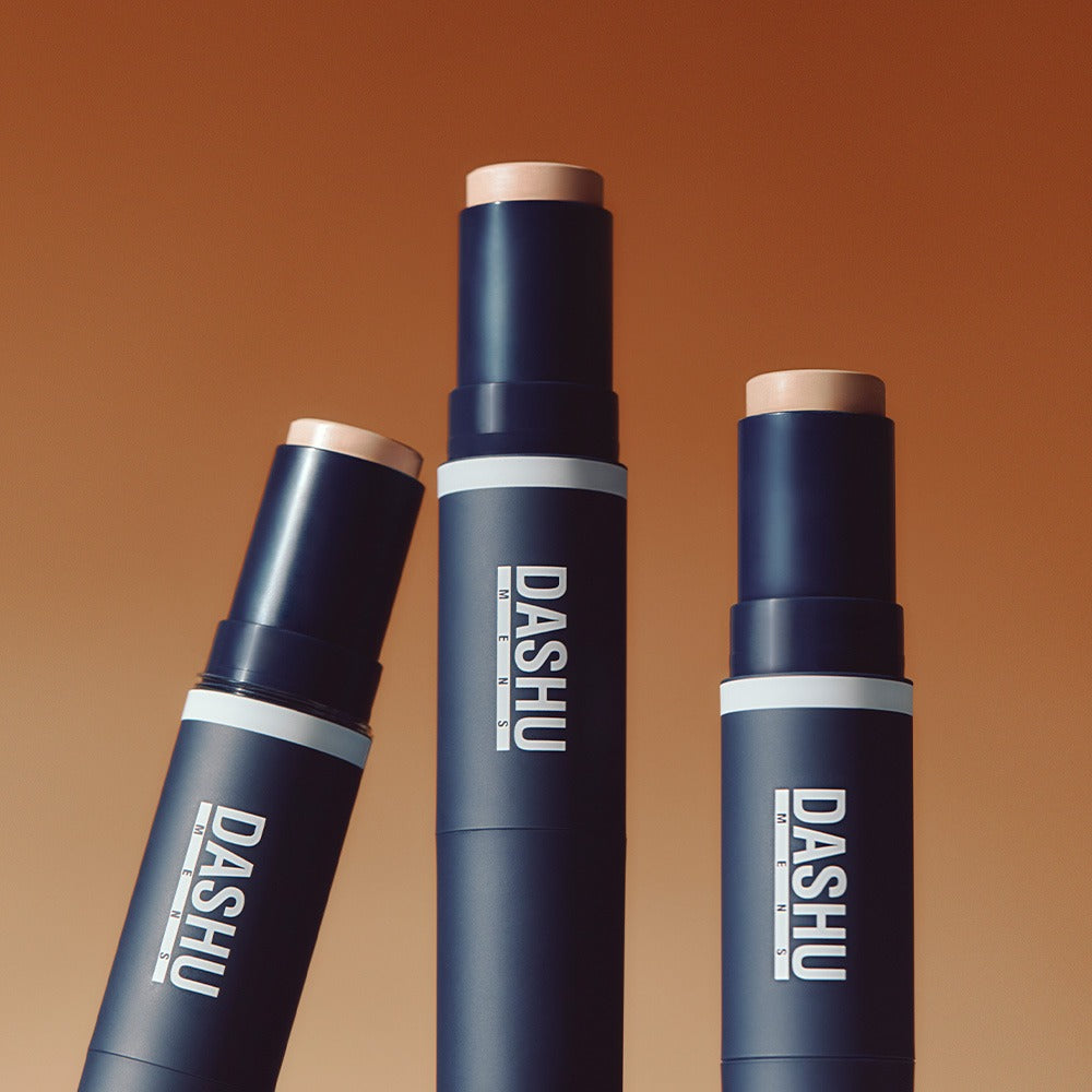 DASHU Men's Multi-Cover Stick Foundation de la marque DASHU, sticks de fond de teint, sur fond orange.