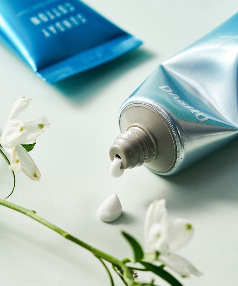 DASHU Perfume Hand Cream Sunday Cotton 50g de la marque DASHU, tube bleu sur fond clair avec fleurs blanches.
