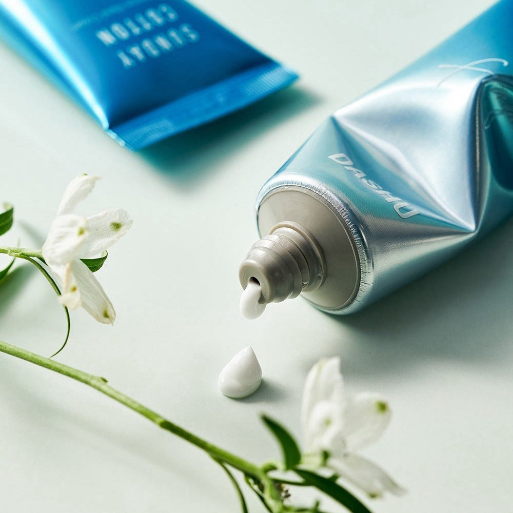 DASHU Perfume Hand Cream Sunday Cotton 50g de la marque DASHU, tube bleu sur fond clair avec fleurs blanches.