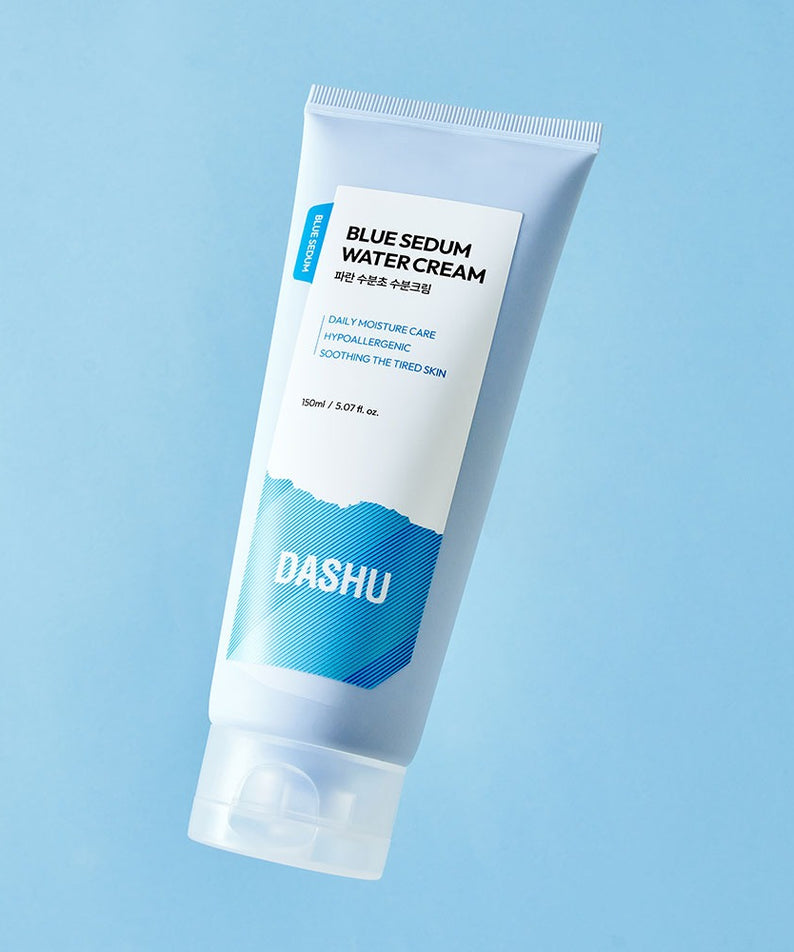 Crème hydratante DASHU Boy Blue Moisture Cream 150ml sur fond bleu